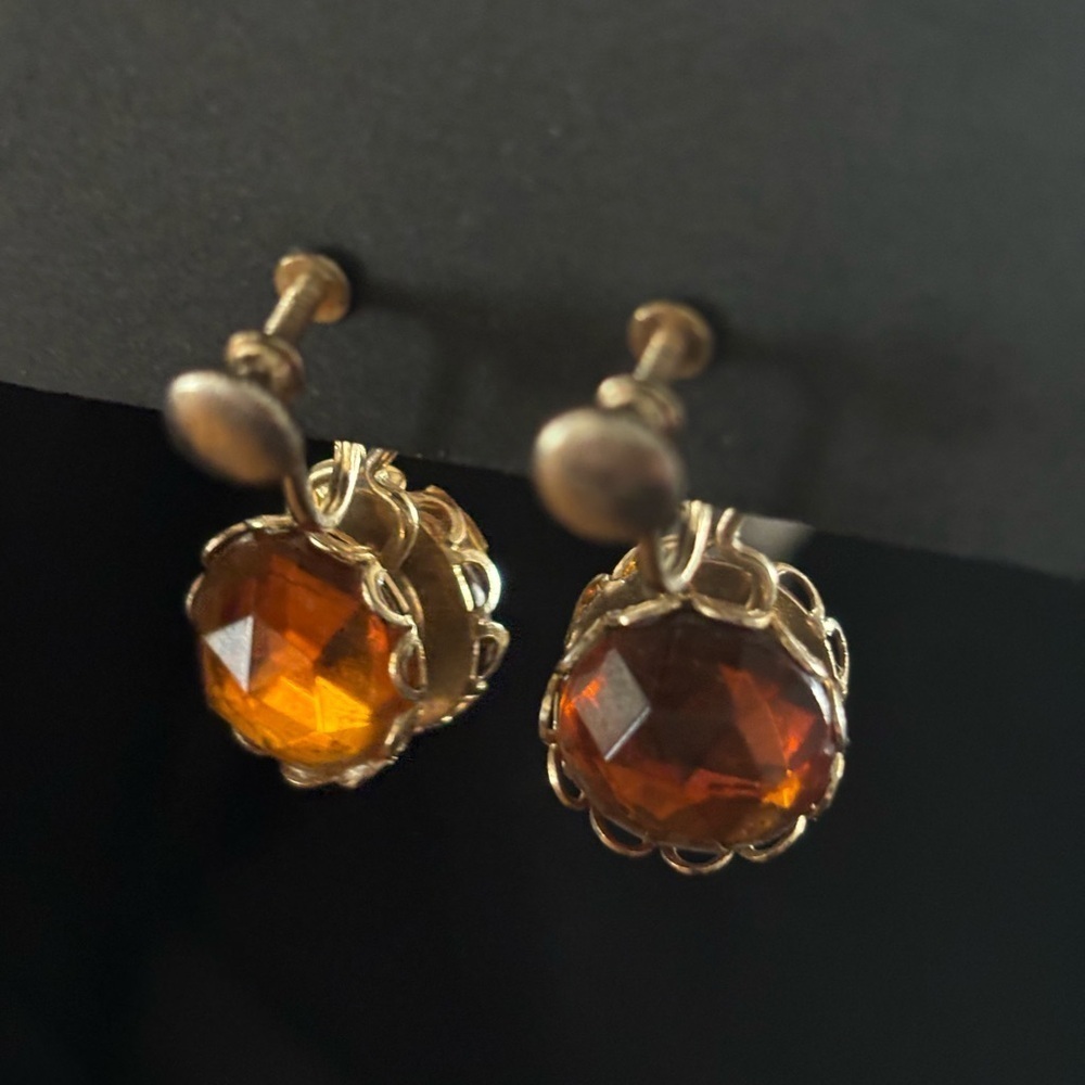 Vintage gold tone amber stone screw on earrings (no piercing required) - Picture 13 of 14